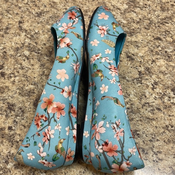 Soft Style by Hush Puppies Flats. Blue Floral Bird Design. Size 8.5. Like New! - Picture 6 of 10